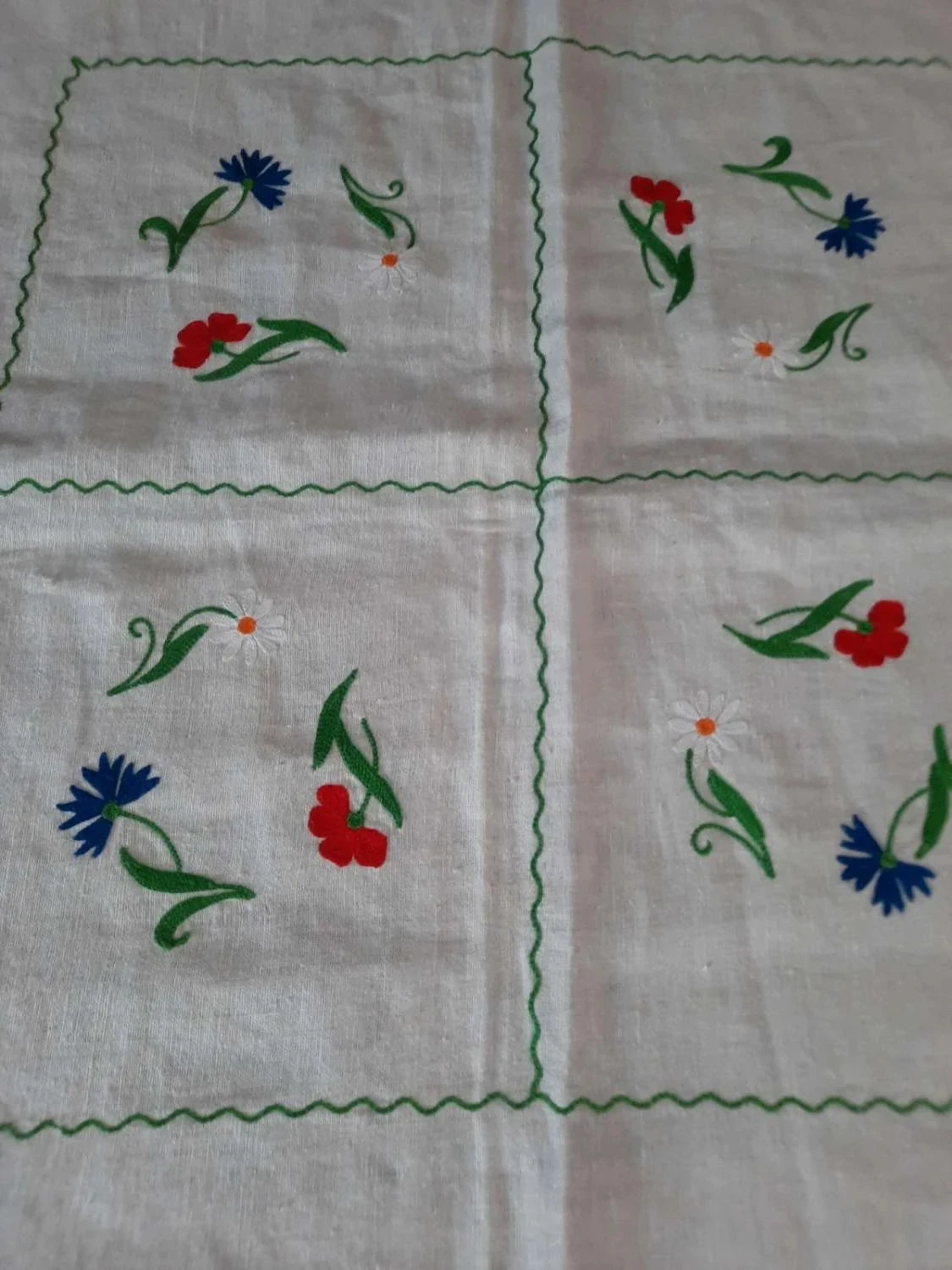 🥀Nappe en coton brodé 100 x 110 cm .Fait Main.. – photo 5